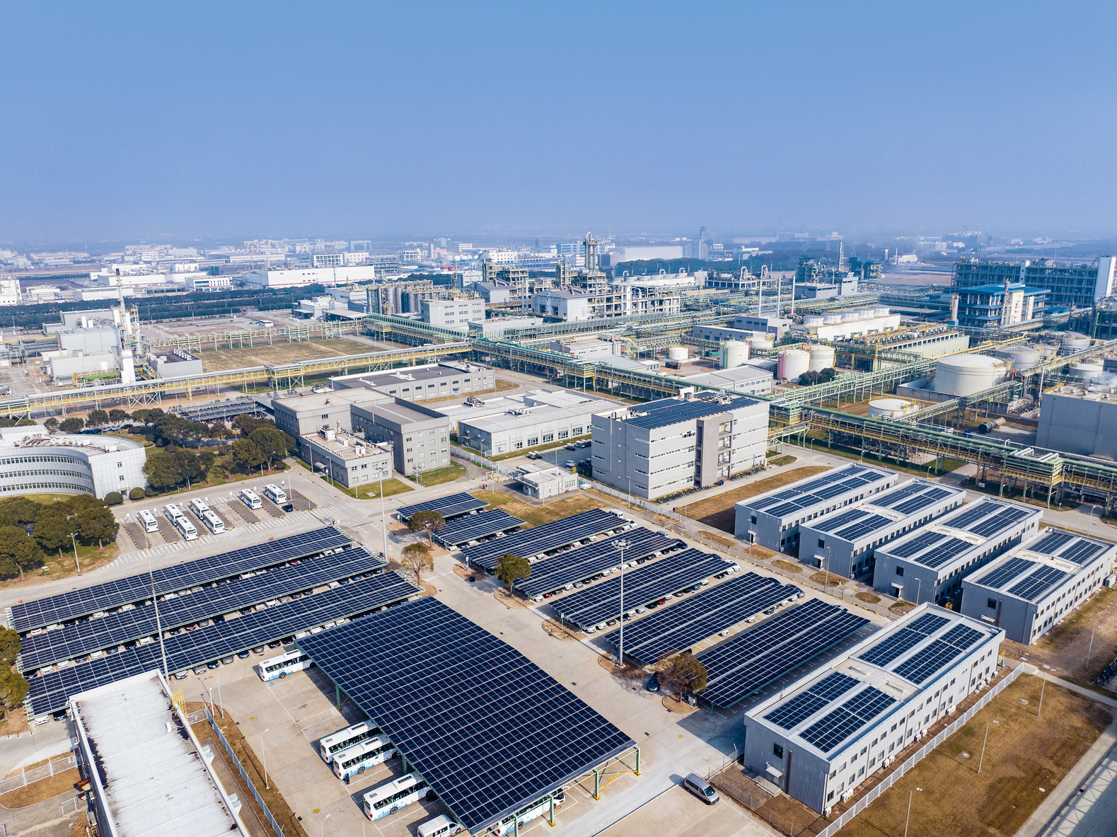 科思創上海基地大型光伏設施投運，聚氨酯創新賦能綠色能源（難以置信）